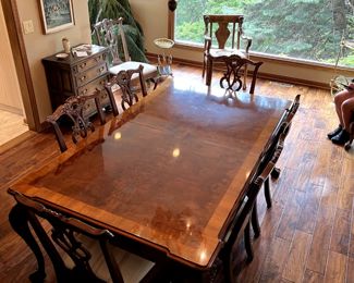 Henredon Dining table w/8 chairs & 2 Leaves
