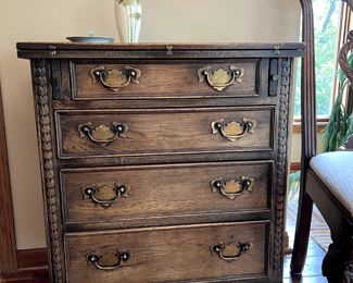 Ethan Allen Royal Charter Squire's Stand