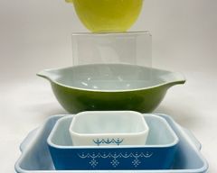 Vintage Pyrex Mixing bowls and baking dishes
