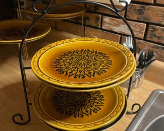 Plate stand and plates 