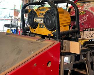 DEWALT HEAVY DUTY WORK SITE RADIO