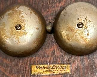 CLOSE UP VIEW OF PHONE