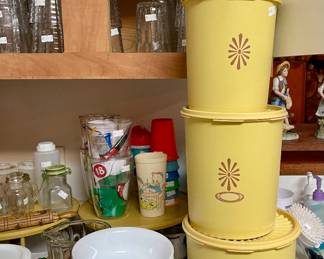 Cool Tupperware Cannister Set