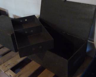 WWII wooden footlocker w/interior shelf