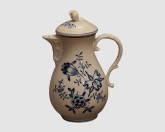 28. Vintage Meissen Blue Onion Demitasse Pot