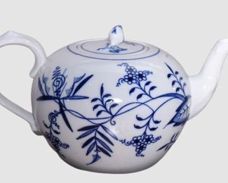 99. Meissen Blue Onion Teapot in Hand Painted Porcelain