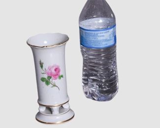 138. Meissen Pink Rose vase in handpainted porcelain with gold edges.