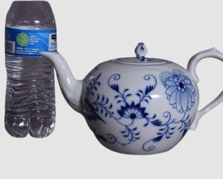 155. Meissen Blue Onion Teapot in Hand Painted Porcelain