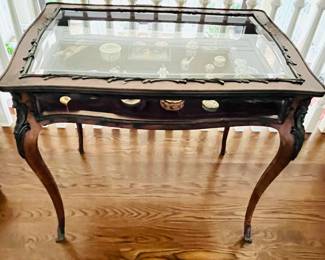 35” x 24” x 30” ht, nice size!