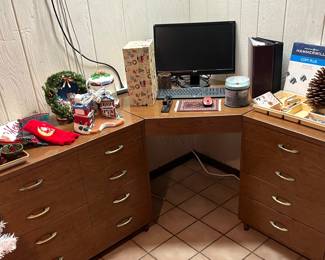Very nice  computer desk with side chests of drawers, corner unit