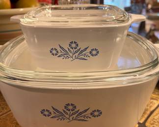 Pyrex casserole dishes w lifs