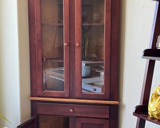 Lovely corner shelf. 