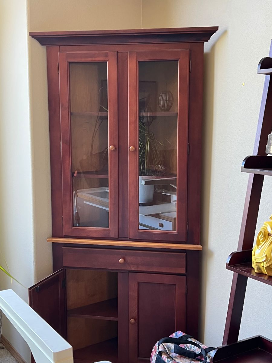 Lovely corner shelf. 