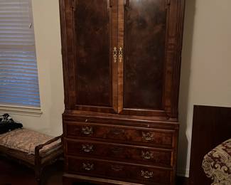 Henredon wood armoire that has 3 drawers , and cubbies and drawers inside on upper closed cabinets.. very high end and great condition 