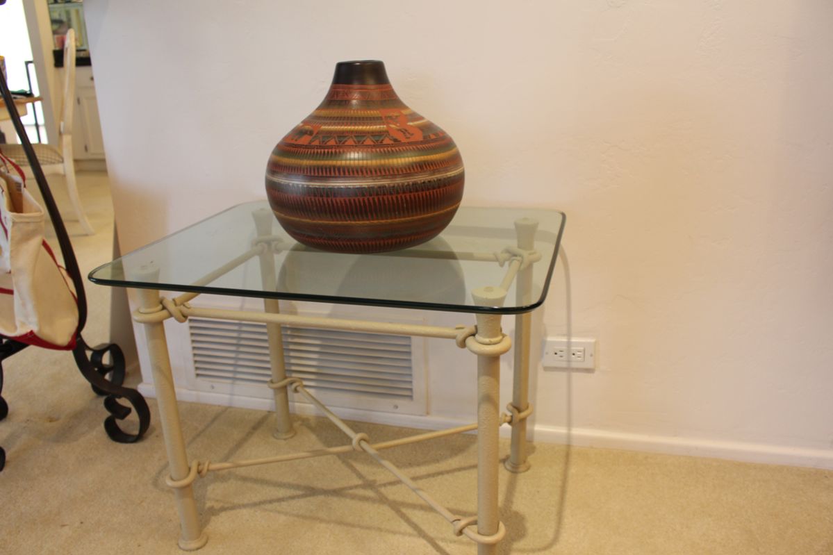 Native American Navajo pot/vase signed by the artist