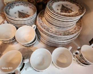 Queen's Myott Seasons Greeting Dish Set