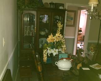 Dining room table and chairs / China hutch 
