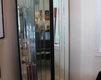MIRRORED ROOM DIVIDER