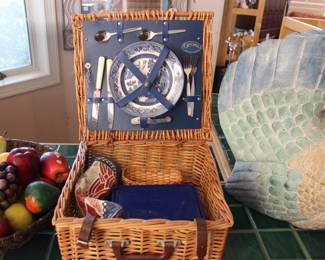 BLUE WILLOW PICNIC BASKET FOR 2