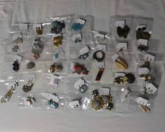 COSTUME JEWELRY (EAR RINGS)