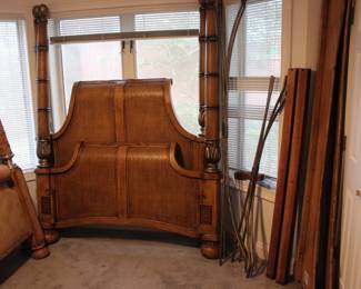 QUEEN SIZE 4 POSTER CANOPY BED WITHOUT MATTRESS OR BOX SPRINGS