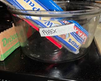 Large Pyrex bowl - no lid in kitchen 