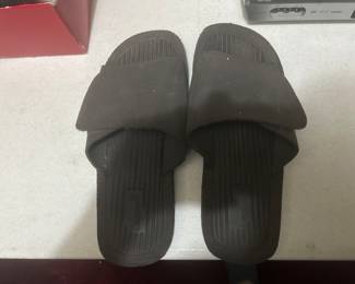 Men’s house shoes 