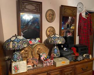 Dresser with double mirrors - it is for sale 