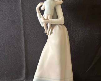 Lladró Mom & baby statue 