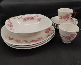https://www.auctionninja.com/hewitt-estates-and-antiques/product/metlox-poppytrail-peach-blossom-dishware-200240.html