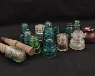 https://www.auctionninja.com/hewitt-estates-and-antiques/product/lass-insulators-and-wooden-mounting-pins-200259.html
