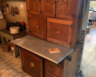 Kitchen 
Hoosier with original accessories 