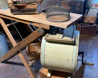 Pantry
Butter churn 