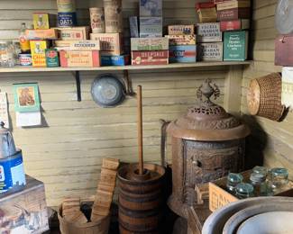Pantry
Butter churn 