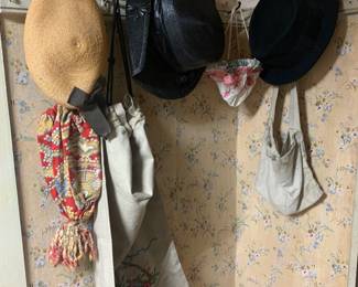 Closet
Men’s and women’s hats