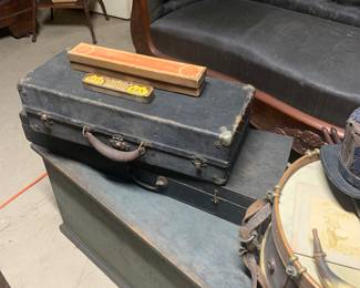 Library
Trunk in old blue
Broken violin in pieces
Trumpet
