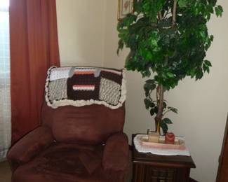 recliner / Faux plant