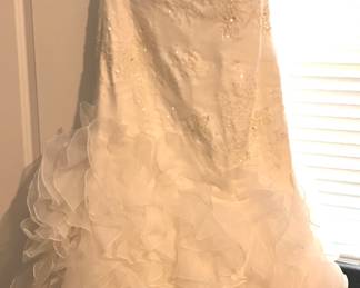  Galina Signature Size 16w Wedding Dress 