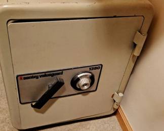 Sentry Valueguard 1380 -- Nice Safe with Combination -- Bring your own help to move  - its 150 lbs.!!