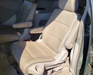 34 - 2004 Nissan Minivan odometer doesn't work, close to 300k miles, does not run, needs work