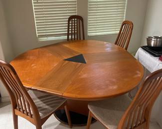 table with the leaves in it.