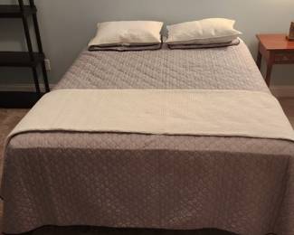 Queen size bed and box spring, very good condition
