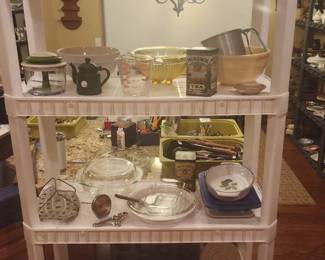 Various kitchen dishes, some Pyrex