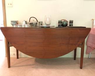 Scandinavian Danish Modern Mid Century gate leg drop leaf table