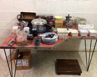 Table attached to wall NFS AND NO BACK LEGS