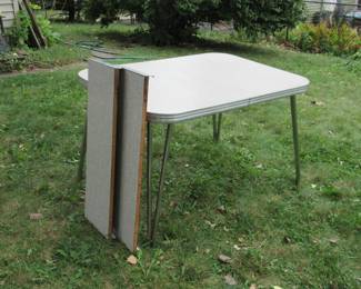 formica and chrome 1950s table with 2 additional leaves for extension