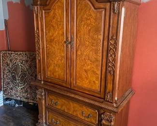 Tv Cabinet / Armoire
Decent condition.
Some scratches around bottom.
Top and bottom separate
50” across x 22” deep x 7’ tall
Must be able to move and load yourself

**We have matching bed and nightstands for sale as well
