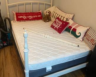 Off-White Metal Full / Double Bedframe
**Mattress and Boxspring NOT included!
Good condition, however middle bar on footboard needs to be reattached.
Must be able to disassemble, move and load yourself.