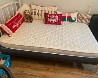 Full / Double Mattress & Boxspring
**Bedframe NOT included!
No stains
Must be able to move and load yourself
