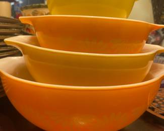 Pyrex mixing bowl set 